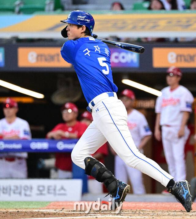 2025년 8월 7일 오후 인천 SSG랜더스필드에서 열린 '2025 신한 SOL뱅크 KBO 리그' 삼성 라이온즈와 SSG랜더스의 경기 삼성 구자욱이 4회초 2사 2.3루서 2타점 적시타를 치고 있다./마이데일리