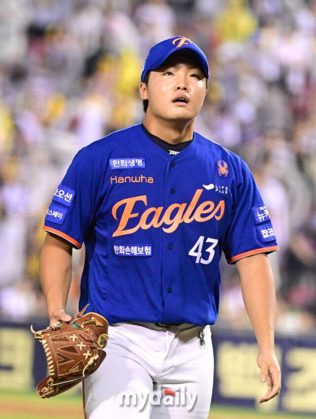 2025년 8월 9일 오후 서울 잠실구장에서 열린 '2025 신한 SOL뱅크 KBO 리그' 한화 이글스와 LG 트윈스의 경기한화 정우주가 7회말 1사 2.3루서 구원등판해 무실점으로 막은 뒤 더그아웃으로 들어가고 있다./마이데일리