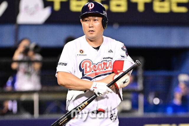 1일 서울 잠실야구장에서 열린 '2025 신한 SOL BANK KBO리그' 삼성 라이온즈와 두산 베어스 경기. 두산 양의지가 9회말 2사 만루 대타로 나와 볼넷 출루하고 있다./마이데일리