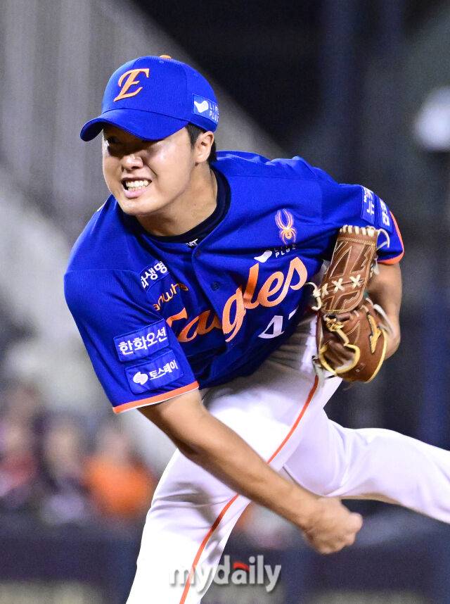 2025년 8월 8일 오후 서울 잠실구장에서 열린 '2025 신한 SOL뱅크 KBO 리그' 한화 이글스와 LG 트윈스의 경기한화 정우주가 8회말 2사 후 구원등판해 역투하고 있다./마이데일리