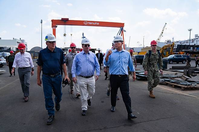 지난달 30일(현지시간) 존 펠란(가운데) 미국 해군성 장관과 데이비드 김 한화필리조선소 최고경영자(CEO)가 미국 펜실베이니아주 필라델피아의 한화필리조선소 현장을 둘러보고 있다.  [한화 제공]