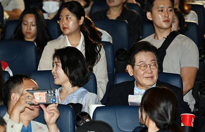 이재명 대통령과 김혜경 여사가 17일 서울 용산CGV ‘독립군:끝나지 않은 전쟁’ 상영관에서 영화 시작을 기다리고 있다.      이 대통령은 광복 80주년을 기념해 조진웅 배우가 추천한 이 영화를 본다면서 SNS를 통해 신청한 시민들과 동반 관람을 했다. [대통령실통신사진기자단]