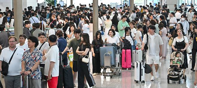 국토교통부가 25일부터 8월 10일까지 17일간을 여름 휴가철 특별교통대책기간으로 지정하고 특별교통대책을 시행한다. 국토부는 올해 여름 휴가철을 맞아 일평균 611만 명, 고속도로 545만 대가 이동하는 등 특별교통대책기간 동안 약 1억 명 이상이 이동할 것으로 내다봤다. 이날 오전 인천국제공항 제1터미널이 출국하는 여행객들로 붐비고 있다. 영종도=임세준 기자