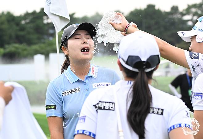 홍정민이 메디힐·한국일보 챔피언십 우승을 차지한 후 동료들로부터 축하 물세례를 받고 있다.   [KLPGA 제공]