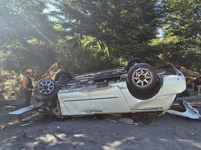 [예산=뉴시스] 16일 오후 4시8분께 충남 예산군 응봉면 송석리 21번 국도와 이어지는 충남대로 왕복 4차로에서 같은 용역회사 소속 카니발 3대가 급커브길서 잇따라 충돌해 2번째 차량이 전복됐다. (사진=예산소방서 제공) 2025.08.16. photo@newsis.com *재판매 및 DB 금지