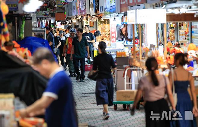 [제주=뉴시스] 우장호 기자 = 지난달 21일 오전 제주시 일도1동 제주동문시장에 소비자들의 발걸음이 이어지고 있다. 2025.07.21. woo1223@newsis.com