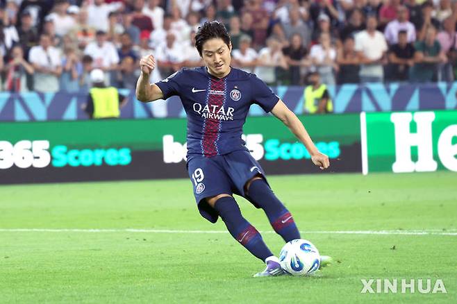 [우디네=신화/뉴시스] 파리 생제르맹(PSG, 프랑스)의 이강인이 13일(현지 시간) 이탈리아 우디네의 스타디오 프리올리에서 열린 2025 유럽축구연맹(UEFA) 슈퍼컵 토트넘 홋스퍼(영국)와의 경기 승부차기 4번 키커로 나서 슛하고 있다. 이강인은 0-2로 뒤진 후반 40분 추격을 시작하는 만회 골을 넣었으며 PSG는 2-2로 비기고 승부차기 끝에 4-3으로 승리하고 슈퍼컵을 들어 올렸다. 2025.08.14.