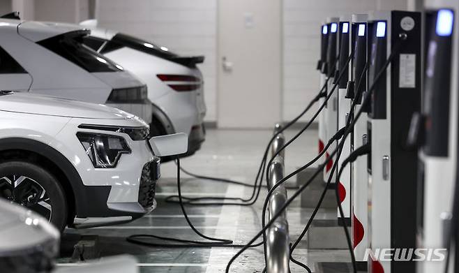 [서울=뉴시스] 정병혁 기자 = 서울시내 주차장 내 전기차충전소에서 전기차량이 충전되고 있다. 2024.04.02. jhope@newsis.com