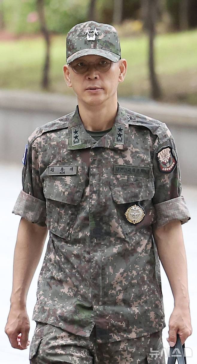 [서울=뉴시스] 김선웅 기자 = 평양 무인기 침투 관여 의혹을 받는 김용대 전 드론작전사령관이 17일 서울 서초구 서울고등검찰청에 위치한 내란특검에서 진행되는 피의자 조사에 출석하고 있다. 2025.08.17. mangusta@newsis.com