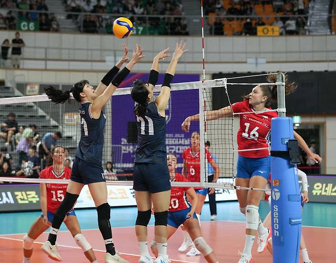 [서울=뉴시스] 한국 여자배구 대표팀이 17일 경남 진주의 진주실내체육관에서 열린 2025 코리아인비테이셔널 진주 국제여자배구대회 체코전에서 공격을 시도하고 있다. (사진=대한배구협회 제공) 2025.08.17. *재판매 및 DB 금지