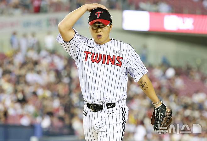 [서울=뉴시스] 이영환 기자 = 12일 오후 서울 송파구 잠실야구장에서 열린 2025 KBO리그 SSG 랜더스와 LG 트윈스의 경기, 7회초 2사 1,2루에서 김진성에 이어 마운드에 오른 LG 이지강이 SSG 조형우를 삼진 아웃으로 잡은 후 덕아웃으로 향하고 있다. 2025.06.12. 20hwan@newsis.com