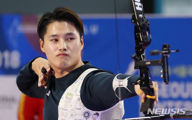 【서울=뉴시스】이영환 기자 = 23일 오후 서울 강남구 세텍에서 열린 2018 서울국제실내양궁페스타에서 진행된 서울오픈 남자 개인 결승전, 대한민국 장채환이 중국 딩 일량과 경기를 펼치고 있다. 2018.12.23.  20hwan@newsis.com