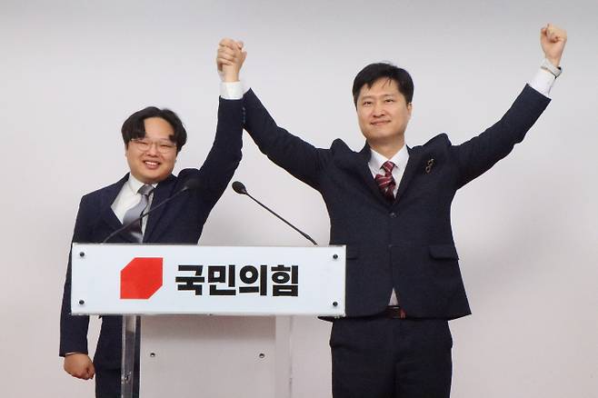17일 국민의힘 중앙당사에서 청년최고위원 후보 단일화 기자회견을 열고 손을 맞잡고 있는 최우성 후보(좌)와 우재준 후보(우). 우재준 의원실 제공
