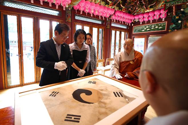 이재명 대통령과 김혜경 여사가 17일 서울 은평구 진관사를 방문해 보물 '진관사 태극기'를 살피고 있다. 대통령실 제공