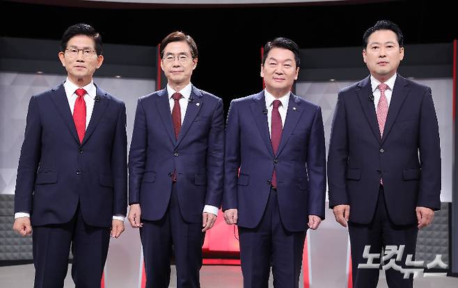 국민의힘 김문수(왼쪽부터), 조경태, 안철수, 장동혁 당대표 후보가 17일 오후 서울 여의도 KBS에서 진행된 '당대표 후보자 토론회' 에 참석해 포즈를 취하고 있다. 황진환 기자