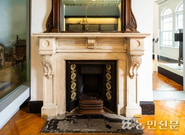 대리석으로 치장된 벽난로도 옛 모습 그대로 남아 있다.