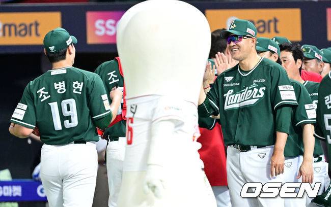 [OSEN=인천, 최규한 기자] 만루 홈런을 주고받는 난타전이었다.&nbsp;프로야구 SSG 랜더스가&nbsp;LG 트윈스를 꺾고 3위를 노린다.&nbsp;SSG는 이날 승리로 3위 롯데 자이언츠에 0.5경기 차이로 바짝 따라붙었다.&nbsp;LG SSG는&nbsp;16일 인천 SSG랜더스필드에서 열린 2025 KBO리그&nbsp;LG SSG와 경기에서 타격전 끝에 10-7로 승리했다.&nbsp;에레디아가 만루 홈런을 터뜨렸고, 대타 최지훈이 결승타를 때렸다.&nbsp;경기를 마치고 승리한 SSG 이숭용 감독과 세이브를 거둔 조병현이 인사를 나누고 있다. 2025.08.16 / dreamer@osen.co.kr