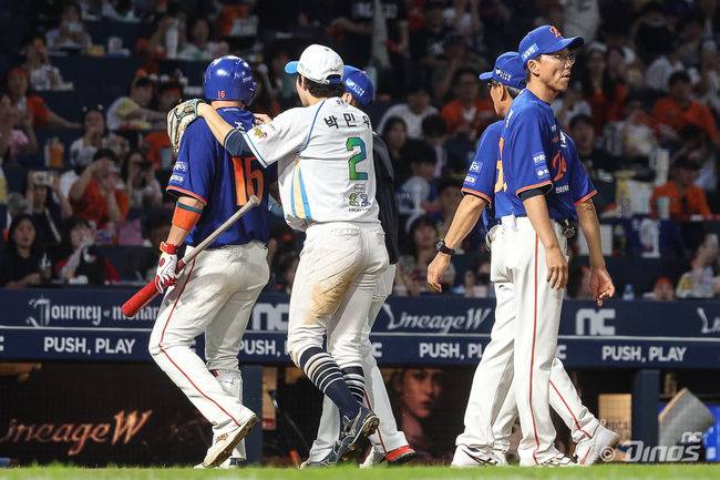 NC 박민우가 벤치 클리어링 과정에서 한화 하주석을 진정시키고 있다. /NC 다이노스 제공