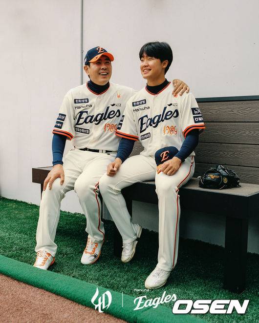 한화 창단 40주년 레거시 유니폼 화보를 함께 촬영한 정민철 해설위원과 정우주. /한화 이글스 제공