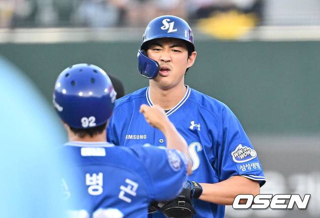 [OSEN=부산, 이석우 기자] 16일 부산 사직야구장에서 2025 신한 SOL 뱅크 KBO 리그 롯데 자이언츠와 삼성 라이온즈의 경기가 열렸다. 홈팀 롯데는 박세웅이, 방문팀 삼성은 최원태가 선발 출전했다.삼성 라이온즈 구자욱이 3회초 우익수 오른쪽 2루타를 치고 하이파이브를 하고 있다. 2025.08.16 / foto0307@osen.co.kr