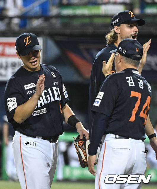 [OSEN=잠실, 조은정 기자] 한화 노시환이 김경문 감독과 승리를 기뻐하고 있다. 2025.07.22 /cej@osen.co.kr