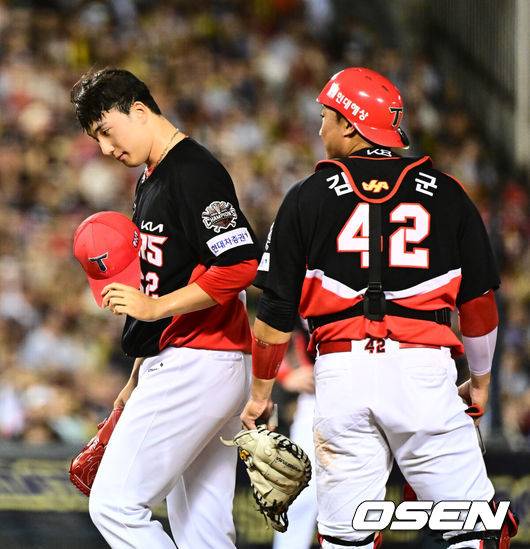 [OSEN=잠실, 지형준 기자] 16일 서울 잠실구장에서 ‘2025 신한 SOL Bank KBO리그’ 두산 베어스와 KIA 타이거즈의 경기가 열렸다.두산은 최승용, KIA는 이의리를 선발로 내세웠다.9회말 1사 만루에서 KIA 정해영이 교체되고 있다. 2025.08.16. / jpnews@osen.co.kr