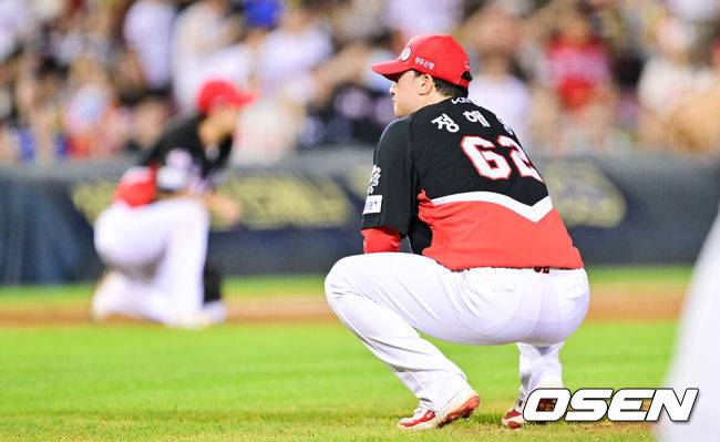 [OSEN=잠실, 박준형 기자] 15일 오후 서울 잠실구장에서 ‘2025 신한 SOL BANK KBO리그’ 두산 베어스와 KIA 타이거즈의 경기가 진행됐다.이날 두산은 잭로그를, KIA는 김도현을 선발투수로 내세웠다. 9회말 동점 허용한 KIA 정해영 마무리 투수가 주저앉아 아쉬워하고 있다.   2025.08.15 / soul1014@osen.co.kr