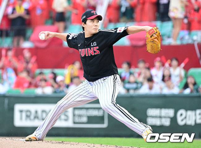 [OSEN=인천, 최규한 기자] 17일 인천 SSG랜더스필드에서 ‘2025 신한 SOL Bank KBO리그’ SSG 랜더스와 LG 트윈스의 경기가 열렸다.홈팀 SSG는 최민준, 방문팀 LG는 임찬규를 선발로 내세웠다.1회말 LG 선발 임찬규가 힘차게 공을 뿌리고 있다. 2025.08.17 / dreamer@osen.co.kr
