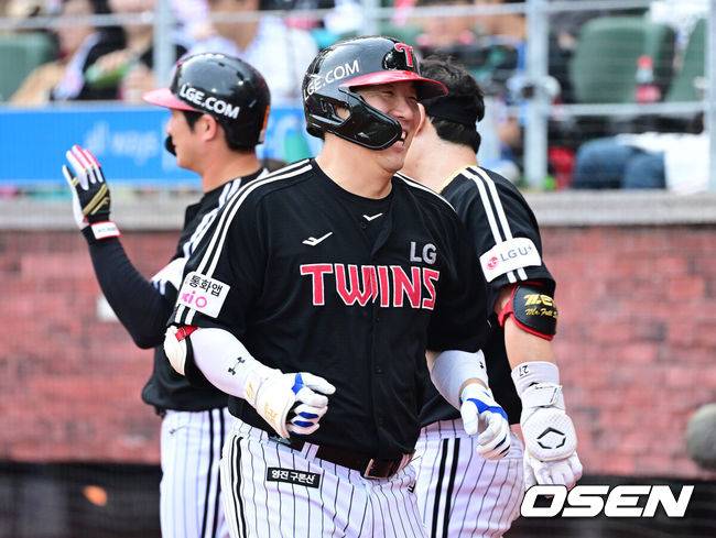 [OSEN=인천, 최규한 기자] 17일 인천 SSG랜더스필드에서 ‘2025 신한 SOL Bank KBO리그’ SSG 랜더스와 LG 트윈스의 경기가 열렸다.홈팀 SSG는 최민준, 방문팀 LG는 임찬규를 선발로 내세웠다.2회초 무사 1루 상황 LG 김현수가 선제 우월 투런포를 날리고 홈을 밟은 뒤 기뻐하고 있다. 2025.08.17 / dreamer@osen.co.kr