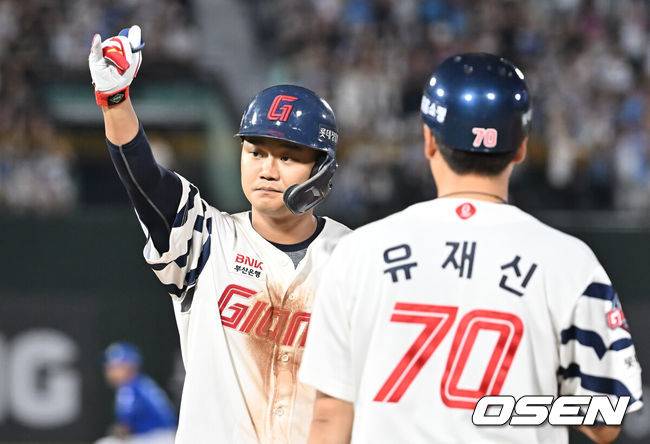 [OSEN=부산, 이석우 기자] 17일 부산 사직야구장에서 2025 신한 SOL 뱅크 KBO 리그 롯데 자이언츠와 삼성 라이온즈의 경기가 열렸다. 홈팀 롯데는 감보아가, 방문팀 삼성은 이승현이 선발 출전했다.롯데 자이언츠 손호영이 6회말 1사 2루 중견수 앞 1타점 안타를 치고 세리머니를 하고 있다. 2025.08.17 / foto0307@osen.co.kr