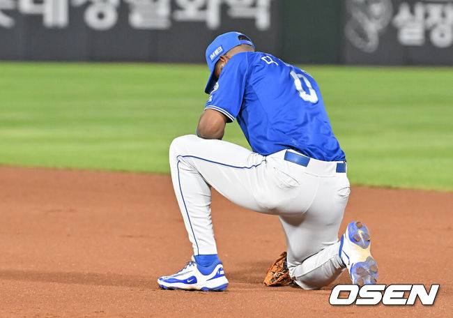 [OSEN=부산, 이석우 기자] 17일 부산 사직야구장에서 2025 신한 SOL 뱅크 KBO 리그 롯데 자이언츠와 삼성 라이온즈의 경기가 열렸다. 홈팀 롯데는 감보아가, 방문팀 삼성은 이승현이 선발 출전했다.삼성 라이온즈 디아즈가 6회말 1사 1,2루 롯데 자이언츠 레이예스의 타구를 놓치고 아쉬워하고 있다. 2025.08.17 / foto0307@osen.co.kr