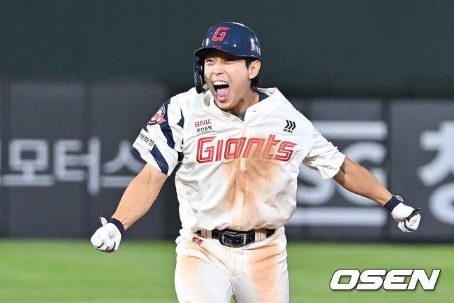 [OSEN=부산, 이석우 기자] 17일 부산 사직야구장에서 2025 신한 SOL 뱅크 KBO 리그 롯데 자이언츠와 삼성 라이온즈의 경기가 열렸다. 홈팀 롯데는 감보아가, 방문팀 삼성은 이승현이 선발 출전했다.롯데 자이언츠 황성빈이 9회말 1사 우월 동점 솔로 홈런을 치고 환호하고 있다. 2025.08.17 / foto0307@osen.co.kr