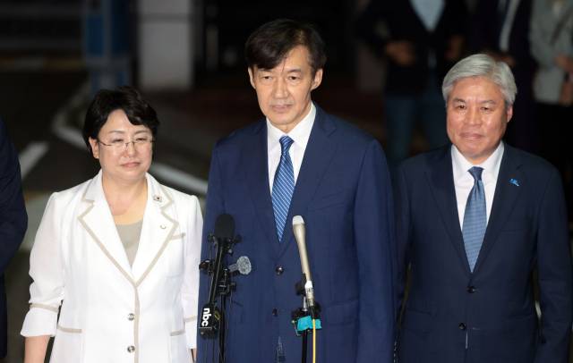 ▲조국혁신당 조국 전 대표가 15일 서울 구로구 남부교도소에서 광복절 특별사면·복권 조치로 출소하며 대국민 인사를 하고 있다. ⓒ연합뉴스