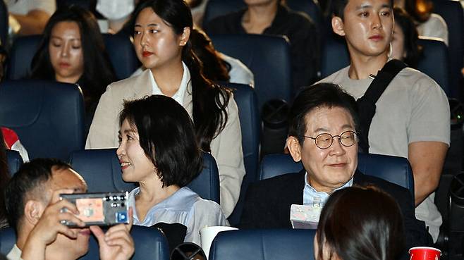 이재명 대통령과 김혜경 여사가 17일 서울 용산CGV '독립군: 끝나지 않은 전쟁' 상영관에서 영화 시작을 기다리고 있다.