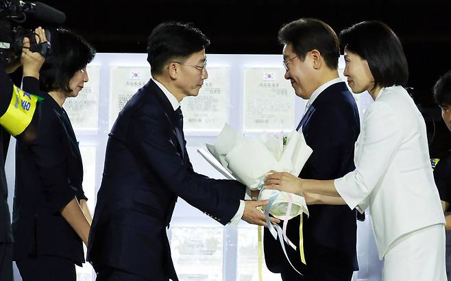 이국종 국군대전병원장(사진 왼쪽에서 두 번째)과 이연수 NC AI대표(〃첫 번째)가 지난 15일 서울 세종대로 광화문광장에서 열린 제21대 대통령 국민임명식 ‘광복 80년, 국민주권으로 미래를 세우다’ 행사에서 이재명 대통령 부부에게 임명장과 꽃다발을 건네고 있다. 뉴시스