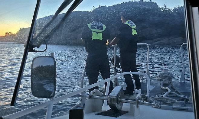 전북 군산 선유도에서 휴가를 즐기던 50대 남성이 해루질하다 실종됐다는 신고를 접수한 군산해경이 갯바위 일대를 수색하고 있다. 군산해경 제공