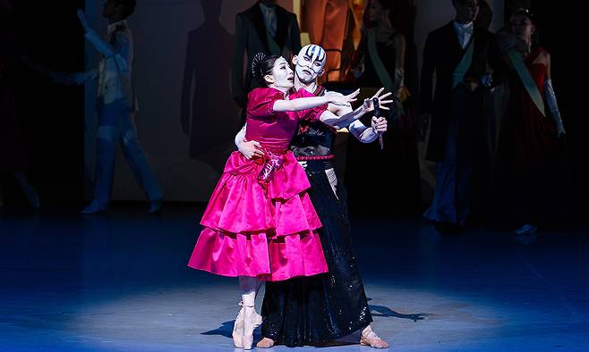 바다마녀가 인어공주에게 지느러미를 되찾으려면 왕자를 죽이라며 단검을 쥐여 주고 있다. 국립발레단 제공