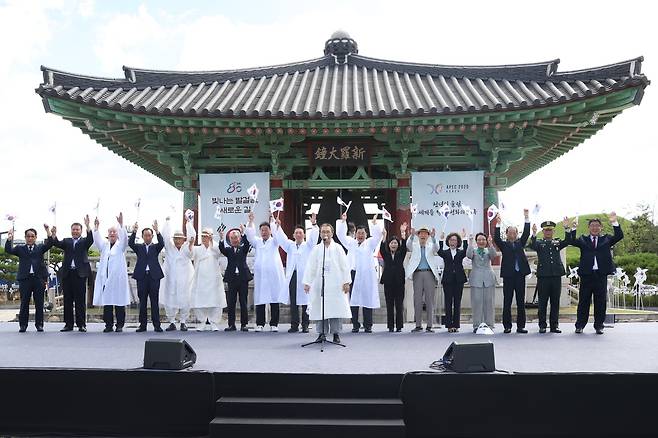 15일 광복 80주년 8·15 광복절 기념행사에서 주낙영 경주시장을 비롯한 내빈들이 신라대종 앞에서 태극기를 흔들며 만세삼창을 외치고 있다. 경주시 제공