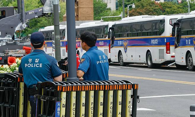 17일 서울 종로구 김건희 특별검사팀의 사무실이 마련된 KT광화문빌딩 앞에 경찰 바리케이드가 설치돼 있다. 특검팀은 18일 윤석열 전 대통령 부인 김건희씨에 대한 세 번째 소환 조사를 진행할 예정이다. 최상수 기자