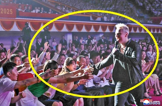 조국해방(광복) 80주년을 맞아 북한을 방문한 러시아 예술사절들의 경축공연이 지난 15일 평양체육관에서 진행됐다고 조선중앙통신이 16일 보도했다. 김정은 국무위원장이 러시아 하원(국가두마) 의장과 함께 공연을 관람했다. 이날 공연에서는 ‘친 푸틴’ 성향으로 유명한 가수 샤먼(본명 야로슬라프 드로노프)이 ‘나의 러시아’와 ‘일어서리’ 등 애국주의 주제의 노래를 불렀다고 통신은 전했다. 2025.8.16 조선중앙통신 연합뉴스