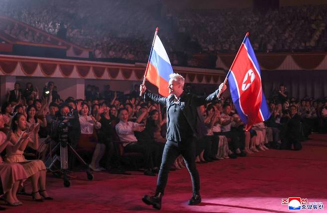 조국해방(광복) 80주년을 맞아 북한을 방문한 러시아 예술사절들의 경축공연이 지난 15일 평양체육관에서 진행됐다고 조선중앙통신이 16일 보도했다. 김정은 국무위원장이 러시아 하원(국가두마) 의장과 함께 공연을 관람했다. 이날 공연에서는 ‘친 푸틴’ 성향으로 유명한 가수 샤먼(본명 야로슬라프 드로노프)이 ‘나의 러시아’와 ‘일어서리’ 등 애국주의 주제의 노래를 불렀다고 통신은 전했다. 2025.8.16 조선중앙통신 연합뉴스