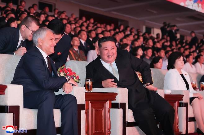 조국해방(광복) 80주년을 맞아 북한을 방문한 러시아 예술사절들의 경축공연이 지난 15일 평양체육관에서 진행됐다고 조선중앙통신이 16일 보도했다. 김정은 국무위원장이 러시아 하원(국가두마) 의장과 함께 공연을 관람했다. 2025.8.16 조선중앙통신 연합뉴스
