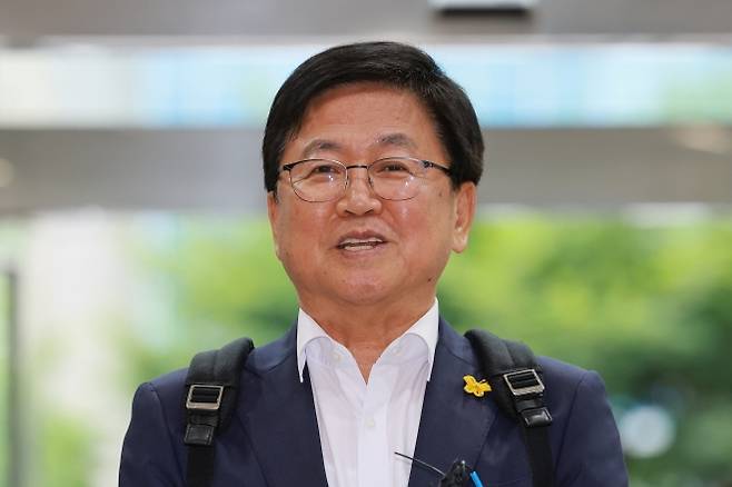 최교진 교육부 장관 후보자가 14일 인사청문회 준비 사무실이 마련된 서울 영등포구 여의도 한국교육시설안전원으로 출근하며 지명 소감을 밝히고 있다. 연합뉴스