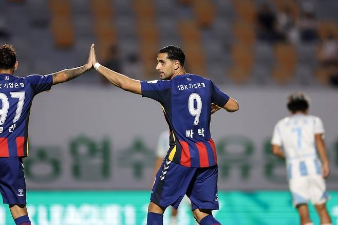 Suwon FC Bak is a ceremony after scoring in the home match against Ulsan HD in the 2025 K League 1 26th round at Suwon Sports Complex on the 16th. K -League provided