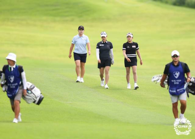 챔피언 조에서 경기를 하고 있는 홍정민(왼쪽부터), 지한솔, 노승희. 사진 제공=KLPGA