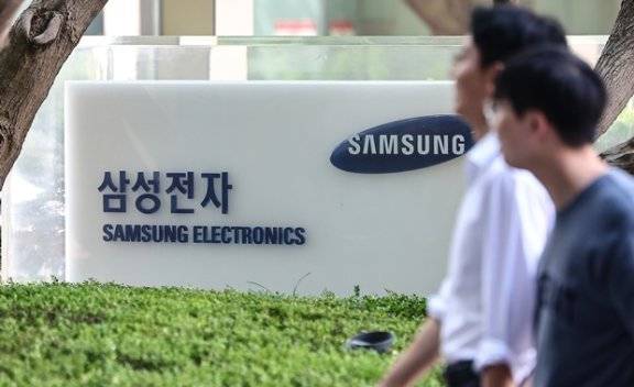 삼성전자는 7월 28일 미국 테슬라사와 22조7648억 원의 반도체 위탁생산 공급계약을 체결했다고 공시했다. 사진은 이날 삼성전자 서초사옥 표지석. 뉴스1