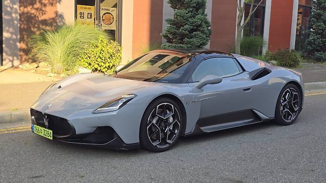 마세라티 MC20 첼로는 V6 미드십 엔진의 정제된 폭발력을 오픈톱 아래에 담았다. 시속 100km까지 가속하는 데 걸리는 시간은 단 2.9초다. 원성열 기자 sereno@dogna.com