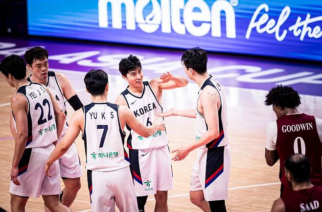 남자농구국가대표팀은 2025 FIBA 아시아컵 8강전에서 중국의 벽을 넘지 못하고 대회를 마무리했다. 목표였던 4강 무대를 밟진 못했지만, 태극마크에 진심인 선수들이 하나로 뭉쳤다는 점이 앞으로를 더욱 기대케 했다. 사진제공ㅣFIBA