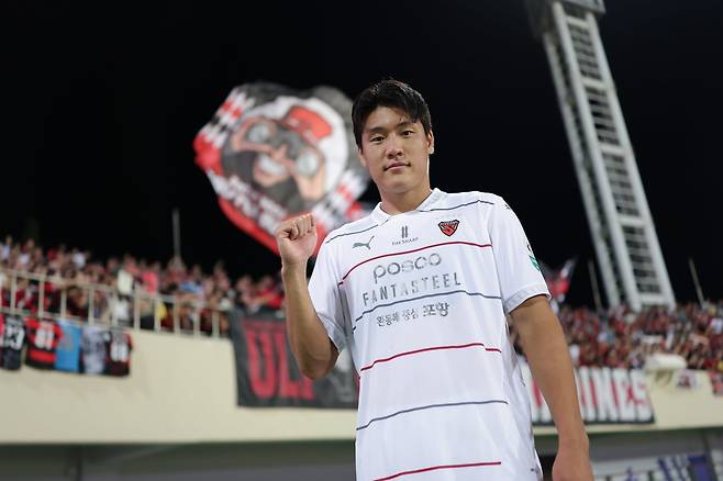 포항 이호재(사진)는 15일 안양종합운동장에서 열린 안양과의 원정경기에서 선제 결승골을 기록했다. 그럼에도 박태하 감독은 “결정력은 좋지만 개선해야 할 점이 많다”고 성장을 독려했다. 사진제공｜한국프로축구연맹