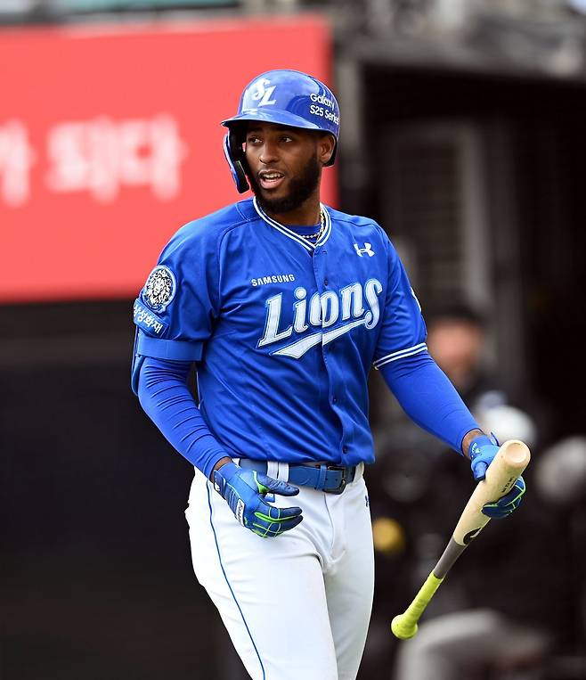 일부 팬의 선 넘는 비난을 받은 삼성 르윈 디아즈가 지난 16일 자신의 SNS에 진중한 글을 남겼다. 그는 “제 가족에게 해를 끼치려는 행동은 용납할 수 없습니다”라며 자제해줄 것을 당부했다. KBO리그에서 활약하고 있는 외국인선수들은 팬들로부터 많은 사랑을 받고 있지만 그와 동시에 근거 없는 비난까지도 받고 있다. 사진제공｜삼성 라이온즈